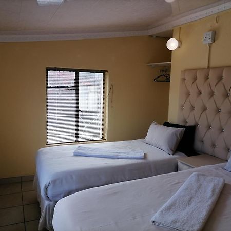 Готель Maluti Backpackers Phuthaditjhaba Екстер'єр фото
