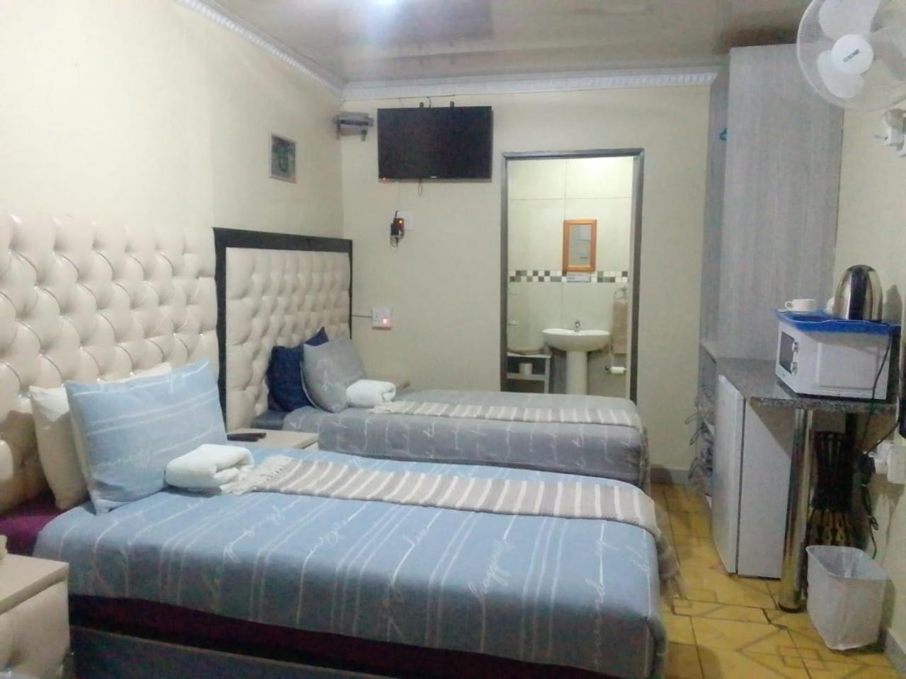 Готель Maluti Backpackers Phuthaditjhaba Екстер'єр фото