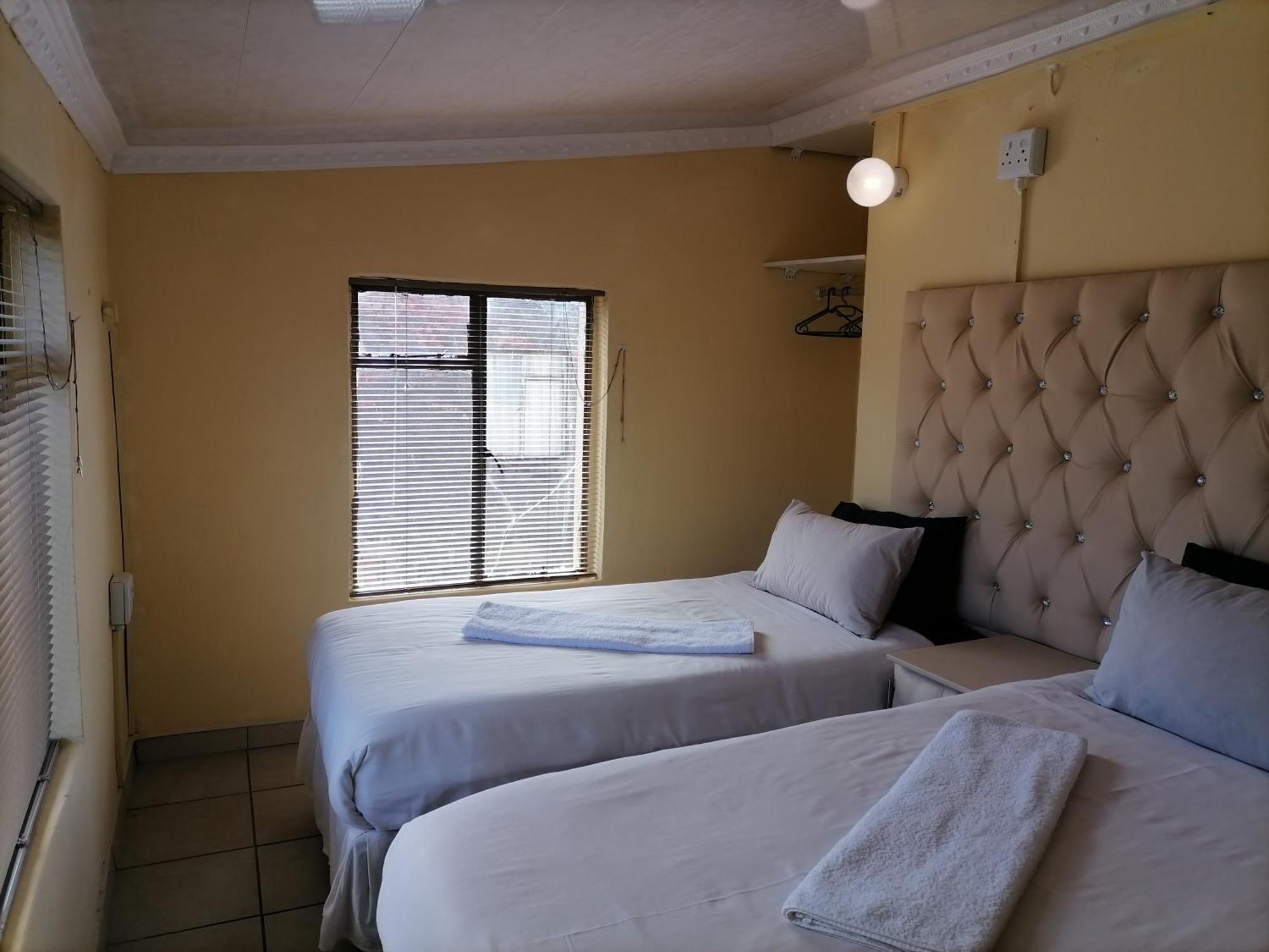 Готель Maluti Backpackers Phuthaditjhaba Екстер'єр фото